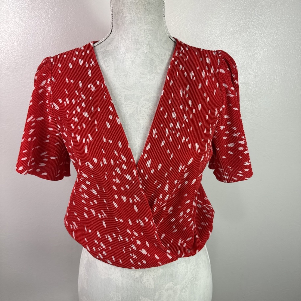 ASTR The Label Women's S Flutter Short Sleeve Crossover Micro Pleat Blouse Red D - Picture 2 of 12